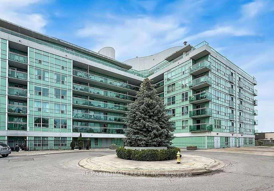 60 Fairfax Crescent #425, Toronto, ON M1L 0E1