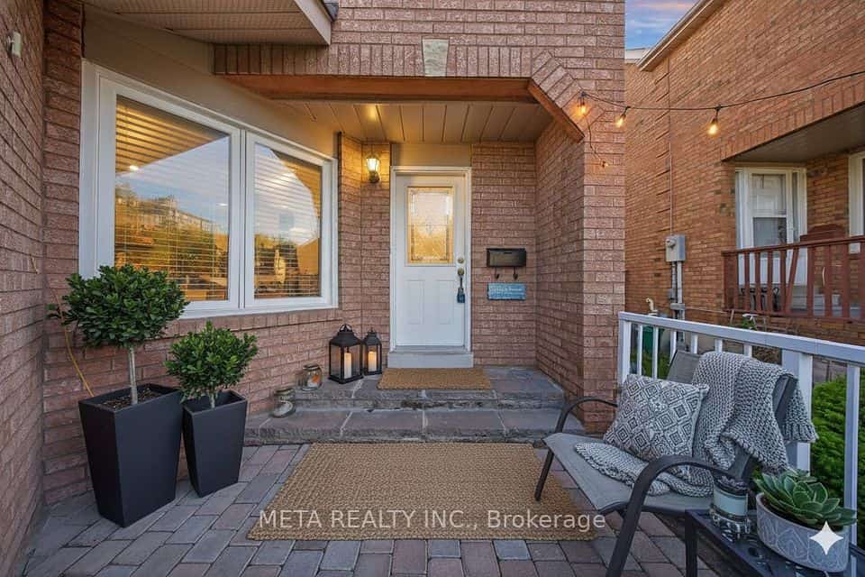 12 Heaver Drive, Whitby, ON L1N 8X2