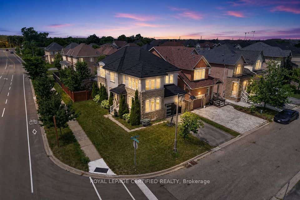 2561 Grand Oak Trail, Oakville, ON L6M 0R4