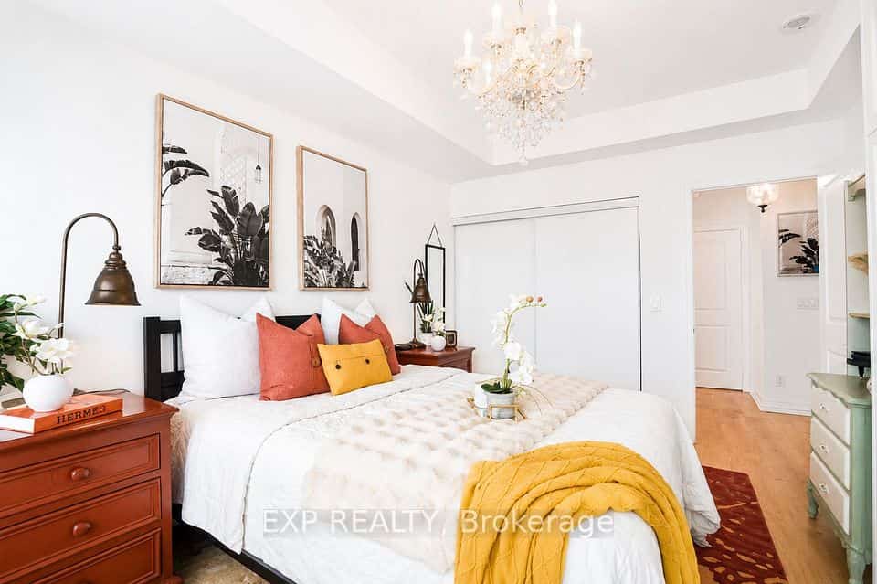 500 St Clair Avenue W, Toronto