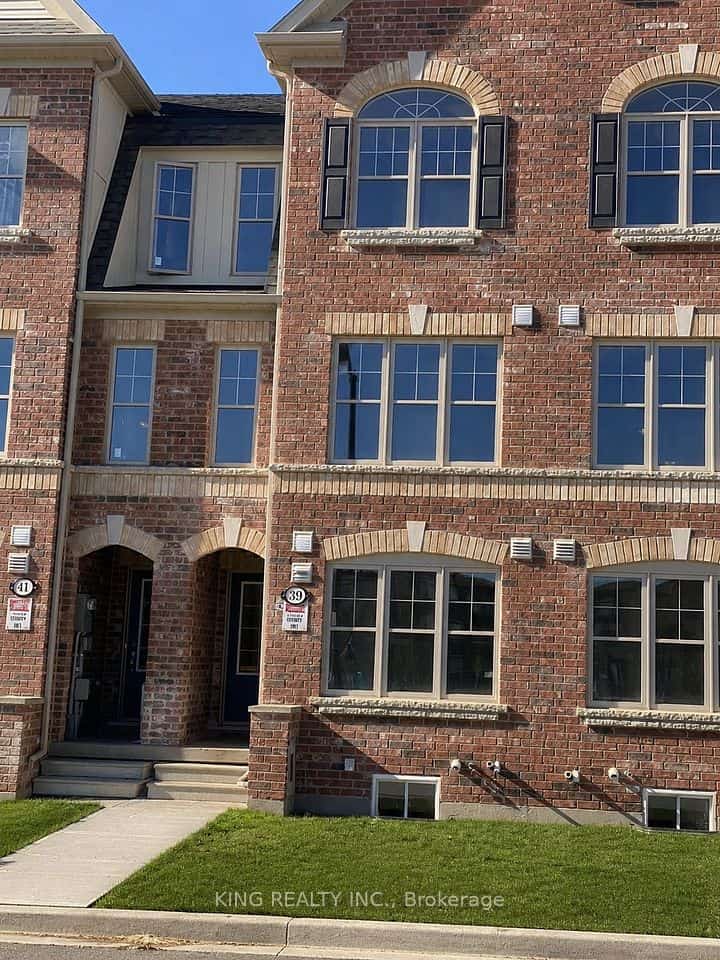 39 Finegan Circle, Brampton, ON L7A 4Z7