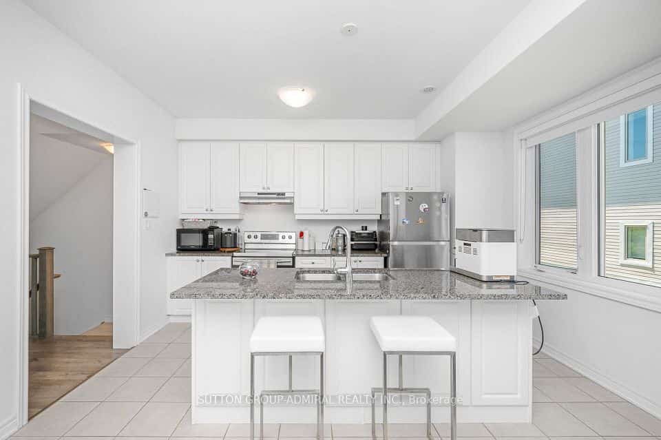 82 Hibiscus Lane, Hamilton, ON L8K 5J3