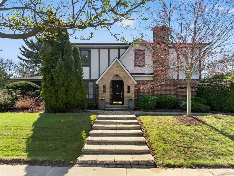 25 Harlington Road, Toronto, ON M3B 3G3