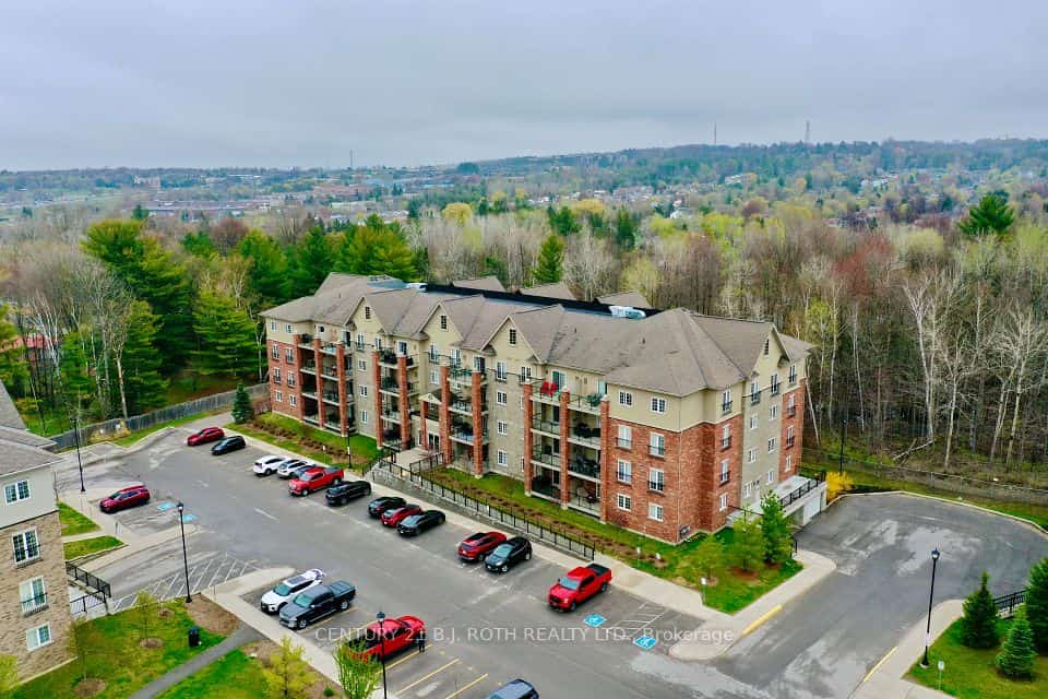 43 Ferndale Drive S #104, Barrie, ON L4N 5W6