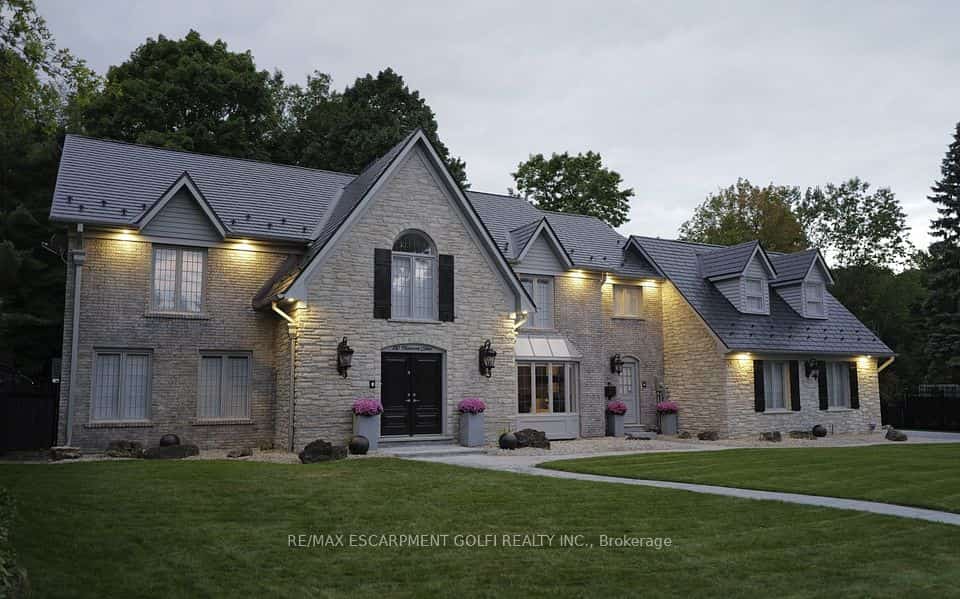 132 Chancery Drive, Hamilton, ON L9C 4M2