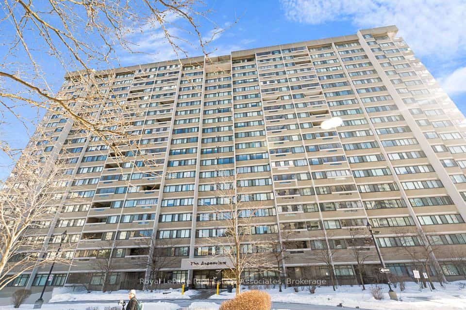 50 Elm Drive E #912, Mississauga, ON L5A 3X2