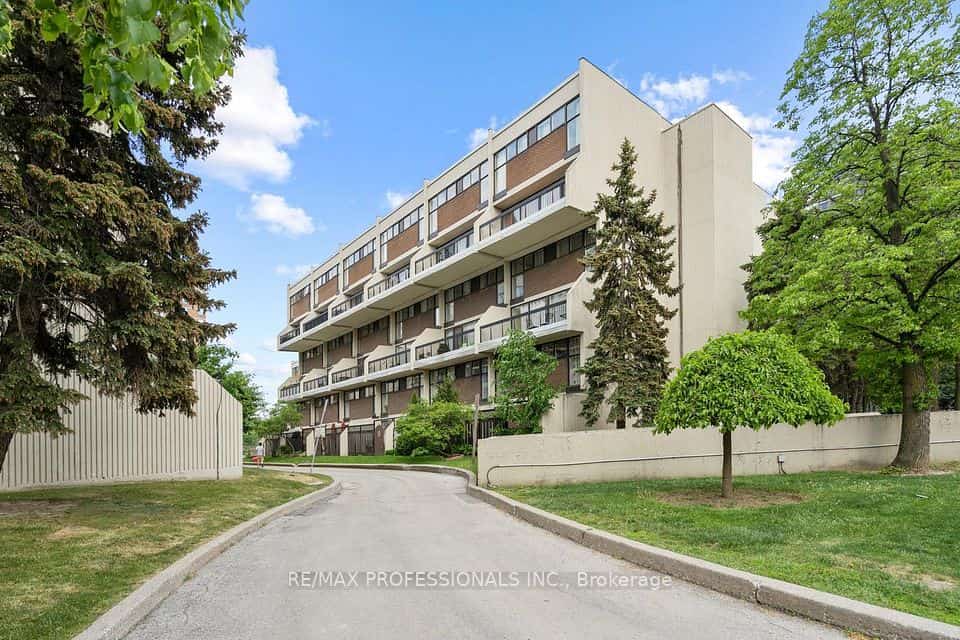 2 Valhalla Inn Road, Toronto