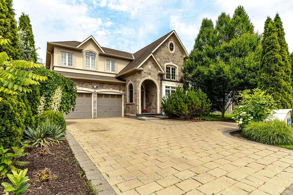 215 Burloak Drive, Oakville, ON L6L 6T6