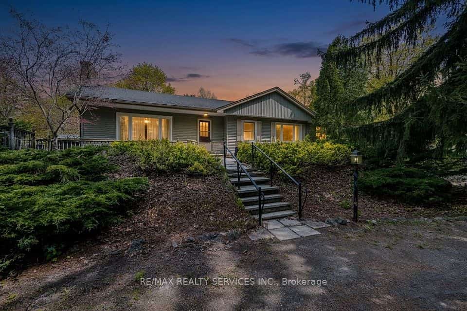 1368 2 Side Road, Burlington, ON L7P 0G9