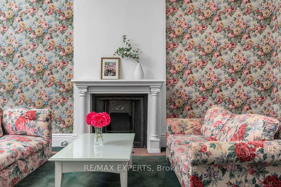 382 Bathurst Street, Toronto, ON M5T 2S6
