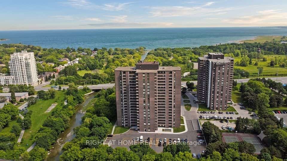 1535 Lakeshore Road E #808, Mississauga, ON L5E 3E2
