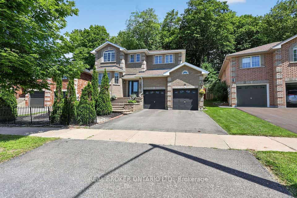 35 Bloom Crescent, Barrie, ON L4N 0S8