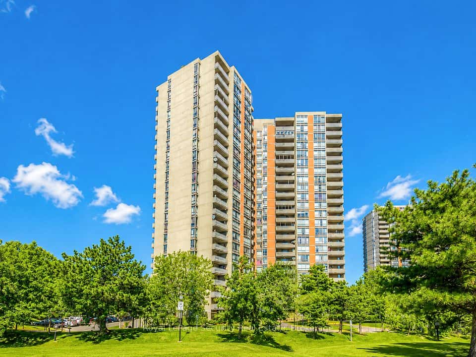 10 Martha Eaton Way #1702, Toronto, ON M6M 5B3
