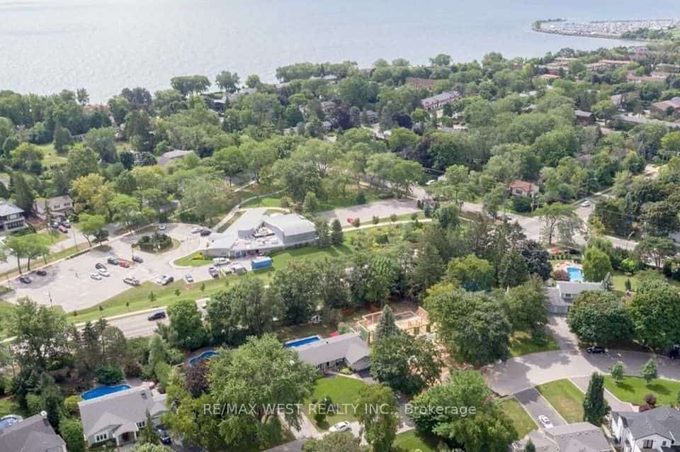 1566 Venetia Drive, Oakville, ON L6L 1K7