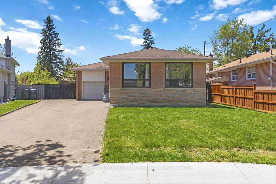 11 Pagoda Place, Toronto, ON M9V 2V2