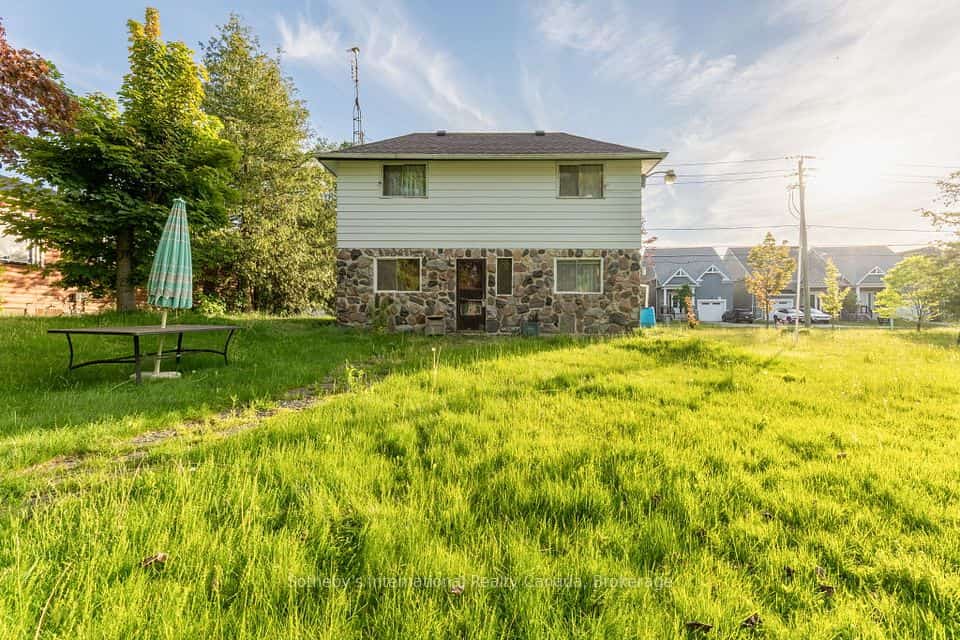 19 62nd Street S, Wasaga Beach, ON L9Z 1V5