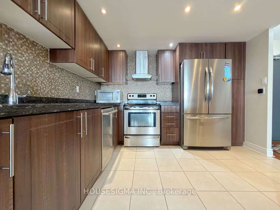 8 Lisa Street #1103, Brampton, ON L6T 4S6