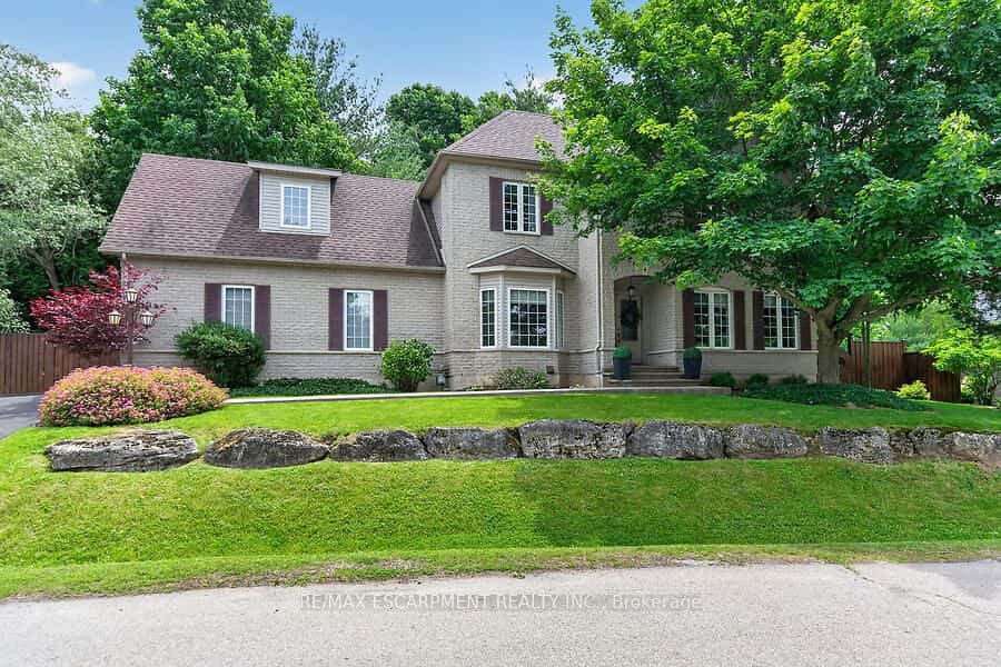 4 Valley Ridge Lane, Hamilton, ON L8N 2Z7
