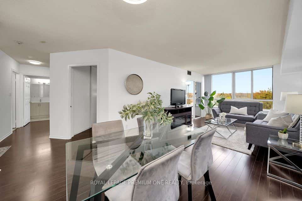 1001 cedarglen Gate #310, Mississauga, ON L5C 4R2