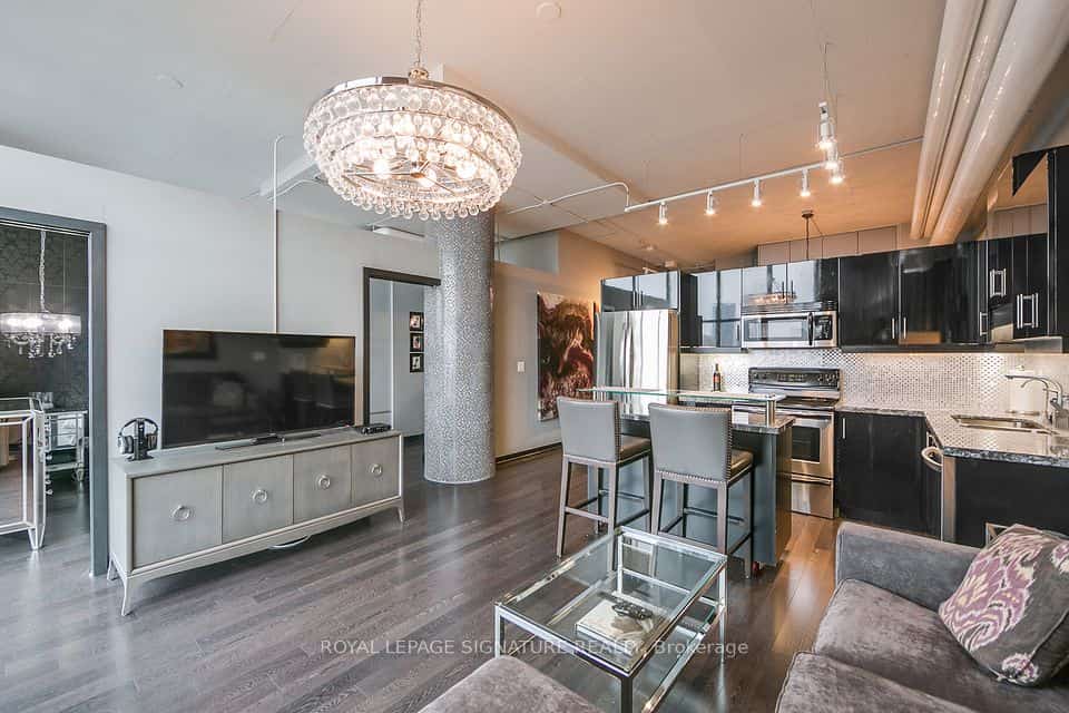 2 Fieldway Road #1113, Toronto, ON M8Z 3L1