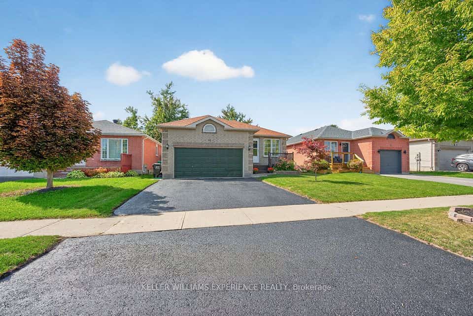 16 Larkin Drive, Barrie, ON L4M 7A9