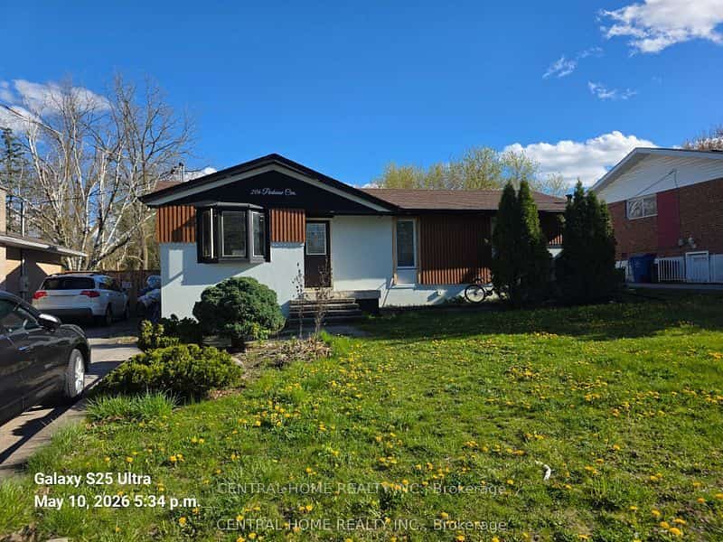 206 Parkview Crescent, Newmarket, ON L3Y 2C8