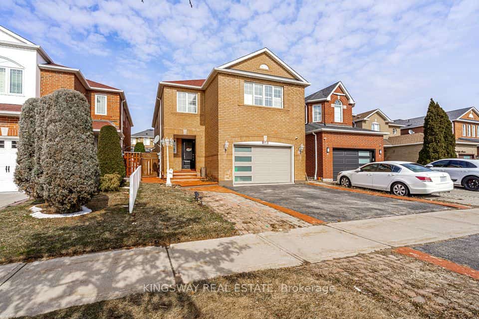 891 STONEBRIDGE Avenue, Mississauga, ON L5V 2L3