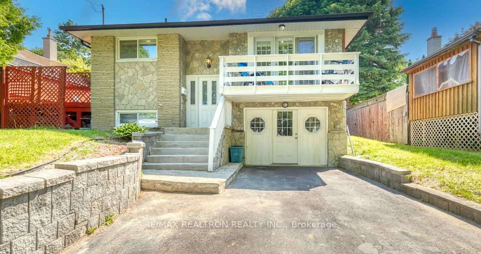 579 Pinewood Street, Oshawa, ON L1G 2S2