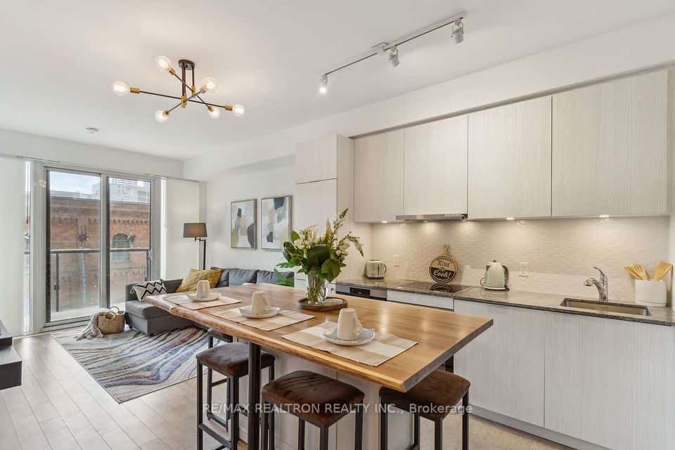 158 Front Street E #325, Toronto, ON M5A 0K9