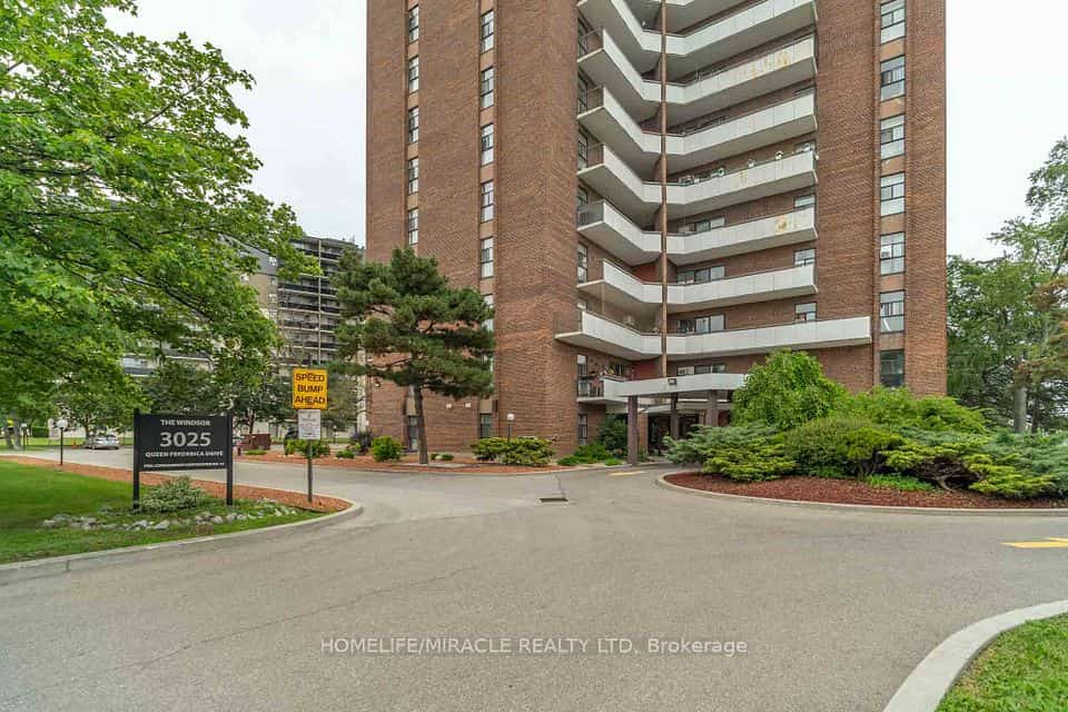 3025 Queen Frederica Drive #807, Mississauga, ON L4Y 3A1