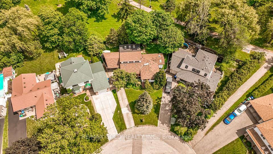 16 Donalda Place, Brampton, ON L6T 1S4