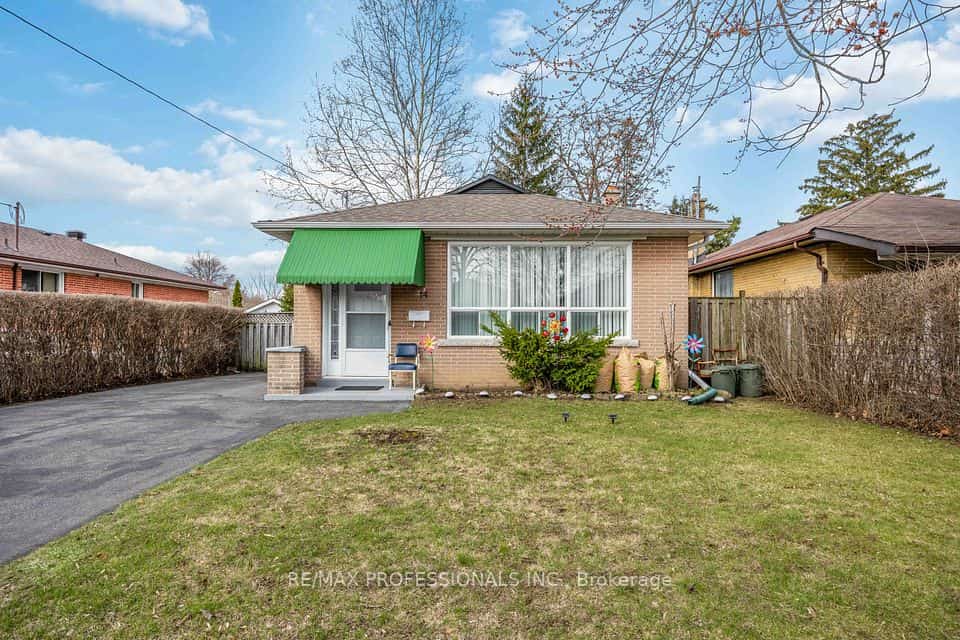 14 Dashwood Crescent, Toronto, ON M9V 2N8