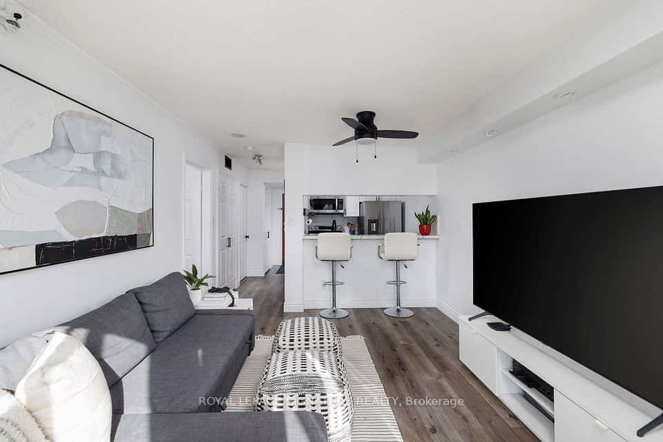 880 Dundas Street W #909, Mississauga, ON L5C 4H3