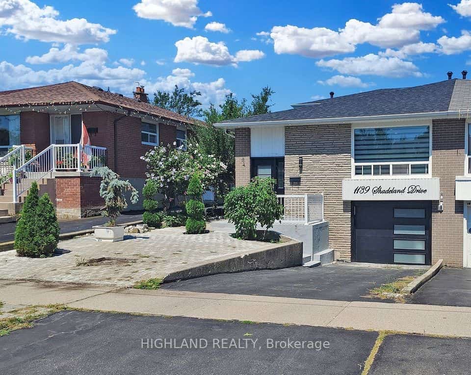 1139 Shadeland Drive, Mississauga, ON L5C 1P2