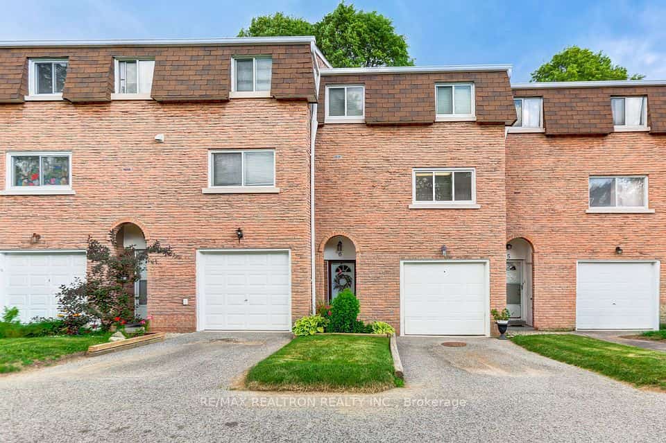 121 Centennial Road #6, Toronto, ON M1C 1Z7