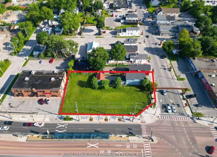 11 Main St (432/438 Davis) E, Newmarket, ON L3Y 3Y1