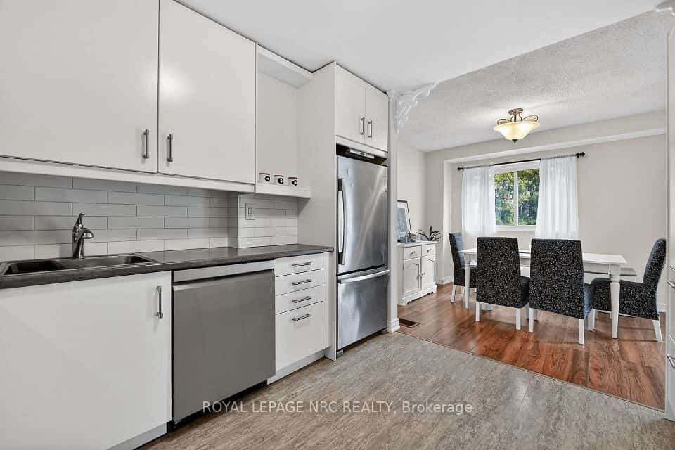 453 Woodview Road #4, Burlington, ON L7N 2Z9