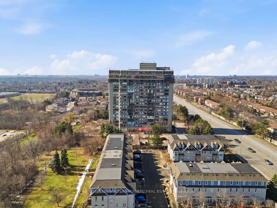 880 Dundas Street W #1604, Mississauga, ON L5C 4H3