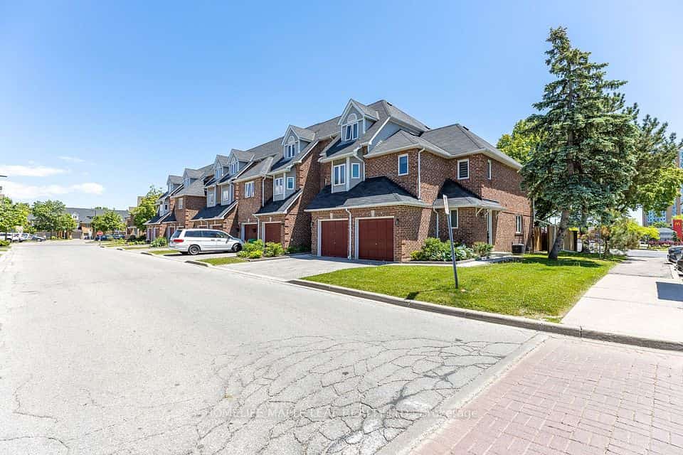 45 Bristol Road E #10, Mississauga, ON L4Z 3P5