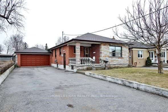 31 Dorking Crescent, Toronto, ON M3M 2B7