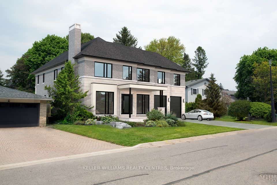 10 Hawthorne Lane, Aurora, ON L4G 3K7