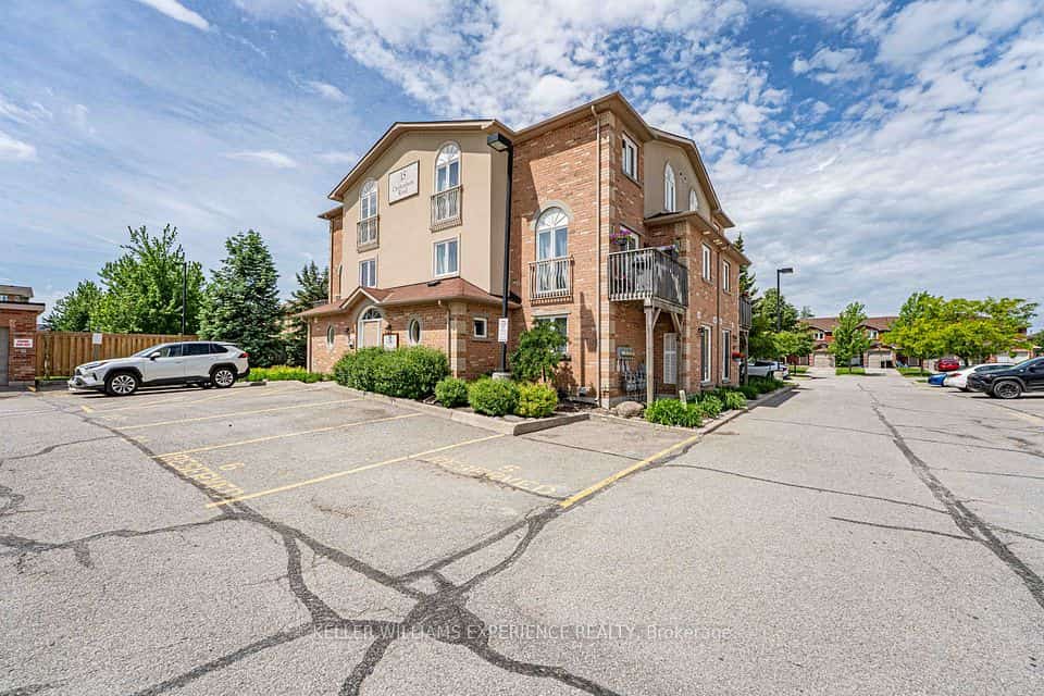 15 Cheltenham Road #8, Barrie, ON L4M 0E7
