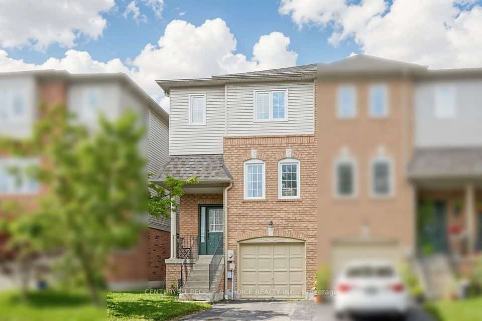 33 Aspen Park Way #15, Whitby, ON L1N 9M6