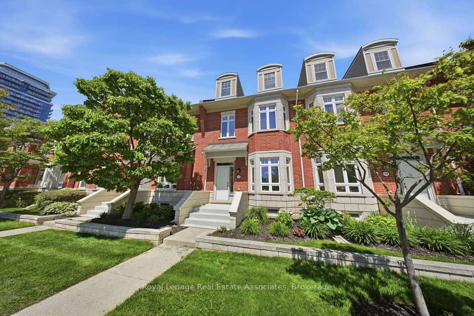 32 St Lawrence Drive, Mississauga, ON L5G 4V1