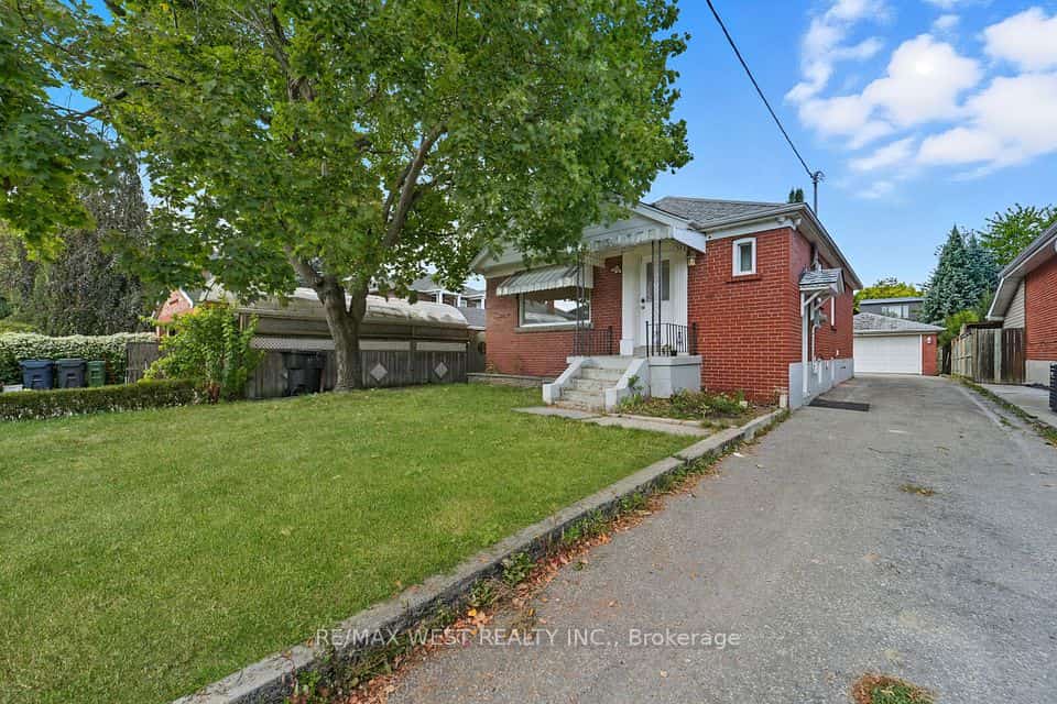 38 Feltham Avenue, Toronto, ON M6N 2C3