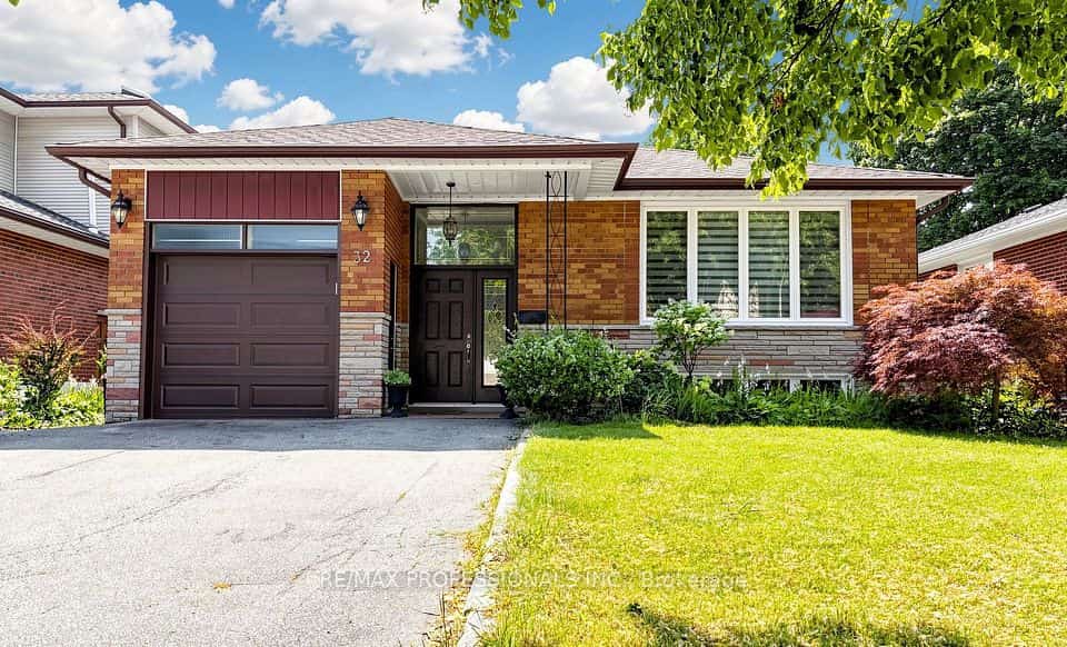 32 Sellmar Road, Toronto, ON M9P 3E6
