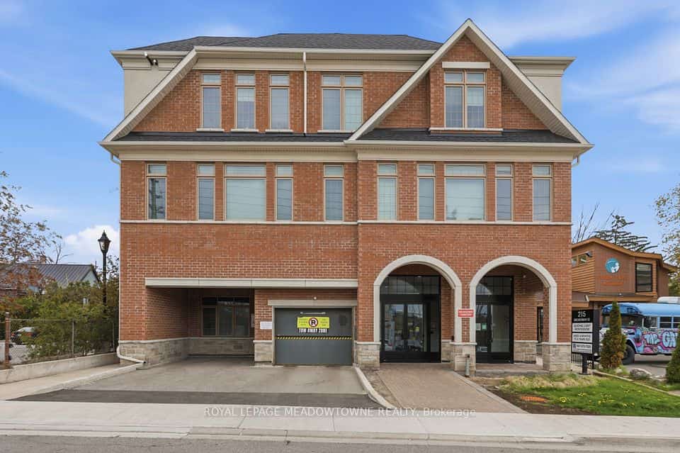 215 Broadway Street #203, Mississauga, ON L5M 1J1