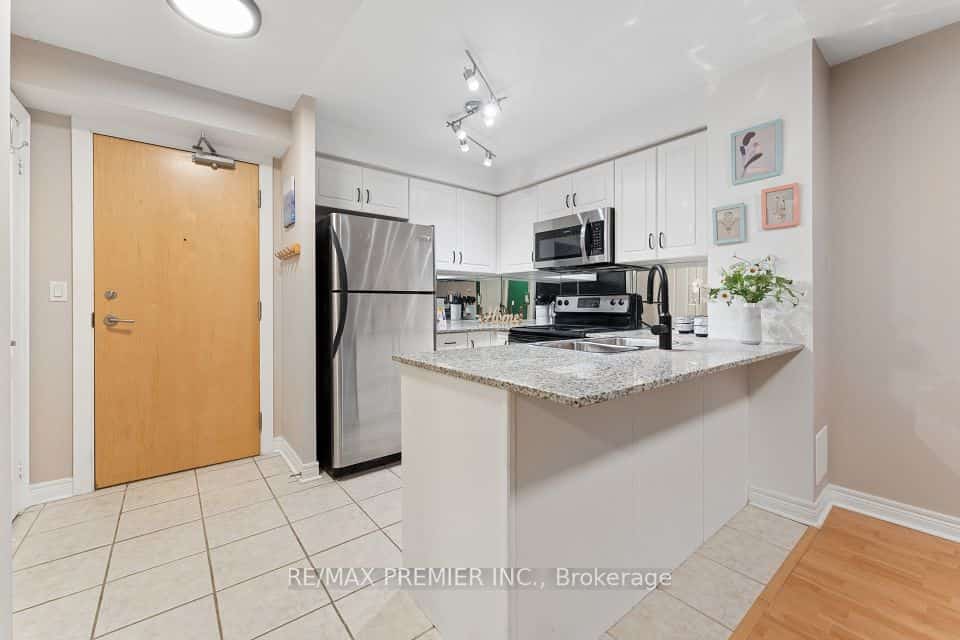 212 Eglinton Avenue E #307, Toronto, ON M4P 0A3