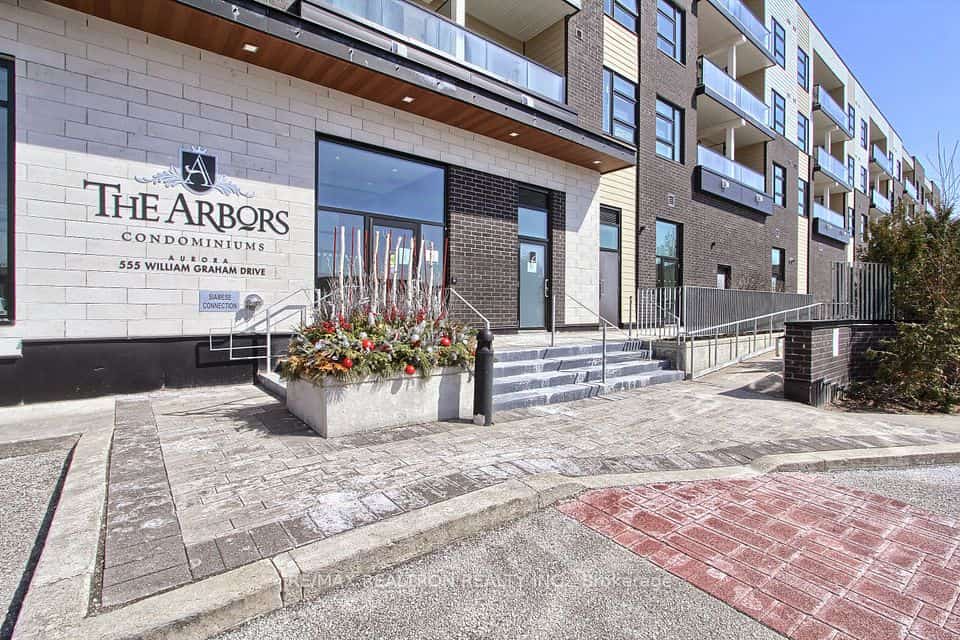 555 William Graham Dr Drive #242, Aurora, ON L4G 7C4