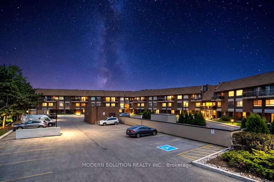 1000 Cedarglen Gate N #201, Mississauga, ON L5C 3Z5